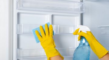 بدون مجهود كبير .. طريقة تنظيف فريزر الثلاجة من الروائح الكريهة في وقت بسيط