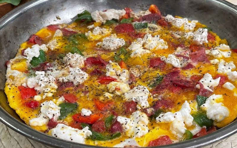 “للفطار أو العشاء” طريقة عمل البيض بالبسطرمة بكل سهولة… وصفة مغذية ومفيدة